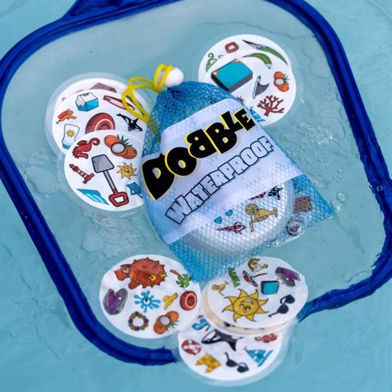Juego Dobble sobre piscina
